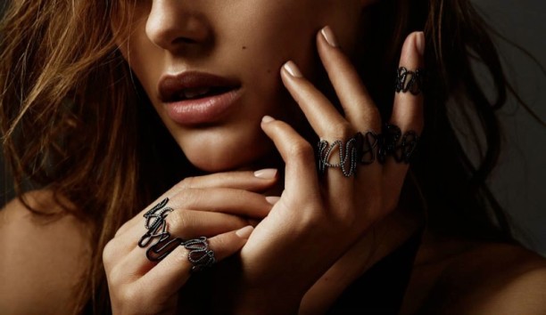 sexy-jewelry-shoot-repossi3-612x354